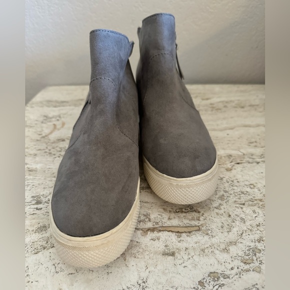 Universal Thread grey faux suede zippered booties size 7.5 - Picture 2 of 9